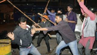 Supporters of Aam Aadmi (Common Man) Party (AAP) and India"s main opposition Bharatiya Janata Party (BJP) clash during a protest outside the office of BJP in the northern Indian city of Lucknow March 5, 2014. Street clashes marred an announcement on Wednesday that India"s general election will start on April 7 as passions run high in a race that pits Hindu nationalist Narendra Modi against the unpopular Nehru-Gandhi family"s ruling party