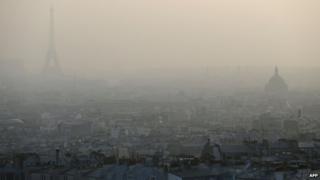 Paris covered in smog (11 March 2014)