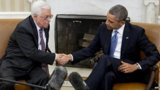 Mahmoud Abbas shakes hands with Barack Obama at the White House (17 March 2014)