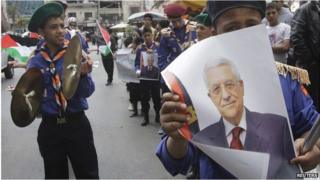 Palestinian scouts parade with poster of Mahmoud Abbas (02/04/14)