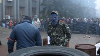 Pro-Russian activists use tyres to make barricades outside local government headquarters in Makiyivka, near Donetsk 13/04/2014