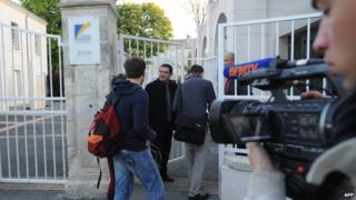 Cameraman films students arriving at school in La Rochelle, 14 Apr 14