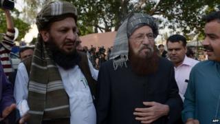 Pakistani members of the negotiating committee from the Tehreek-e-Taliban Pakistan (TTP) Maulana Sami ul Haq (second left) and Mualana Yousaf Shah (left) following a meeting of the negotiation committee in Islamabad on 22 March 2014