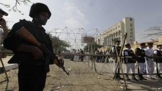 Egyptian soldiers and police stand guard outside the election commission's headquarters in Cairo (19 April 2014)