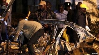 Police inspecting the wreckage of the bomb attack in Nairobi, 23 April 2014