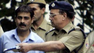 Pakistani man Mohammad Ashfaq Arif is escorted by Indian policemen as he walks out of court in Delhi on 31 October 2005