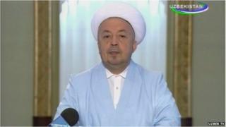 A newsreader on Uzbek TV
