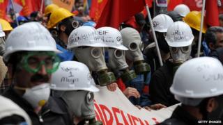 Protestors wearing gas masks in Istanbul on 1 May 2014
