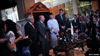 Malaysian Acting Transport Minister Hishamuddin Hussein (C), Chief Coordinator of the Joint Agency Coordination Centre Air Chief Marshal Angus Houston (Ret'd) and Mr Jean-Paul Troadec, President of the French Aviation Accident Investigation Bureau hold a press conference in Kuala Lumpur on 2 May 2014