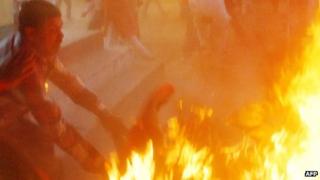 Fire attack on Indian politician in Sultanpur on 28 April 2014