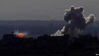 Smoke billows from buildings in the village of Qahtania in the Syrian Golan Heights (13 May 2014)