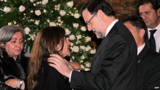 Spain's Prime Minister Mariano Rajoy (C-R) offers his condolences to Loreto Carrasco (C-L), daughter of late Leon provincial council chief Isabel Carrasco, at the council building where the body lie in state in Leon on May 13