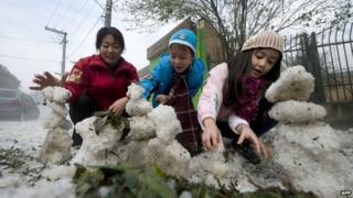 Children tried to make icemen with the frozen water