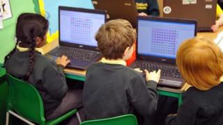 Plant ysgol ar gyfrifiadur