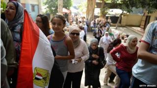 Egyptians queue at polling station in Cairo (26/05/14)