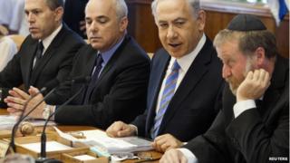 Benjamin Netanyahu (2nd from right) and cabinet members in Jerusalem (1 June 2014)