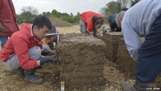 Volunteers constructing a cob "house", Cambridge