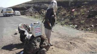 A Houthi rebel at a checkpoint on the road from Sanaa to Amran (3 June 2014)