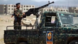 Yemeni soldier on an army pick-up truck in Sanaa (25 May 2014)