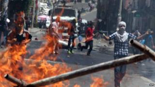 Kurdish protesters clash with riot police at a burning barricade in Diyarbakir 08/06/2014