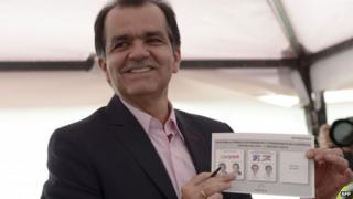 Oscar Ivan Zuluaga casts his vote