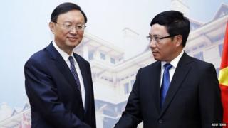 Chinese diplomat Yang Jiechi (L) met Vietnamese Foreign Minister Pham Binh Minh on Wednesday