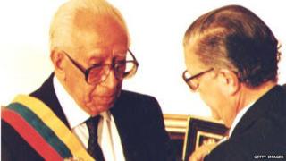 The President of the Venezuelan Congress Luis Oberto (right) places the presidential sash on Senator Ramon Velasquez on 5 June 1993