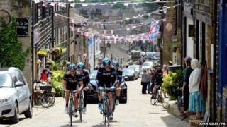 Chris Froome (front right ) rides alongside Richie Porte at Haworth