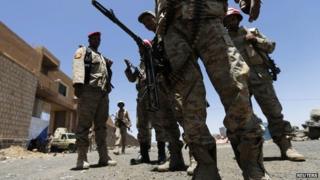 Yemeni soldiers stand outside a prison in the city of Amran (9 June 2014)