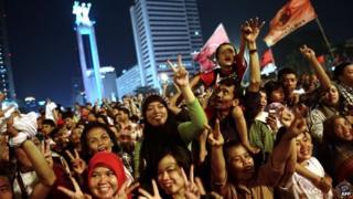 Supporters of Indonesian presidential candidate Joko Widodo rally at the traffic roundabout in central Jakarta after the close of polls on 9 July 2014