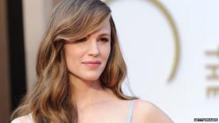 Actress Jennifer Garner poses for cameras before the 2014 Oscar Awards show.