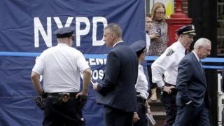 New York City police commissioner Bill Bratton (right) at the crime scene (28 July 2014 )