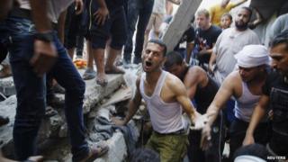 Palestinians dig through rubble in Gaza City (4 August 2014)