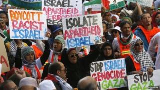 Demonstrators march through the streets of Cape Town against the Israeli-Palestinian conflict (9 August 2014)