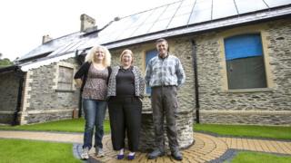 Jayne and Ian Hall-Edwards either side of Economy Minister Edwina Hart at Hen Ysgol