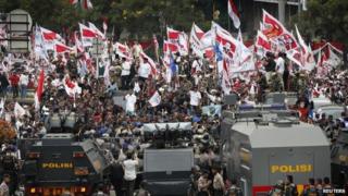 Supporters of losing presidential candidate Prabowo Subianto rally in front of a police blockade outside the Constitutional Court in Jakarta, 21 August 2014