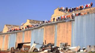 Rioters on roof of Cascavel prison, 15 Aug 14