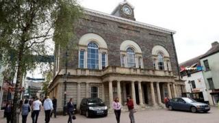 llys ynadon caerfyrddin