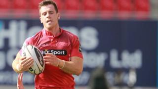 Gareth Davies on his way to the line