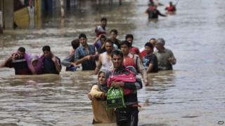 Srinagar residents being evacuated - 7 September