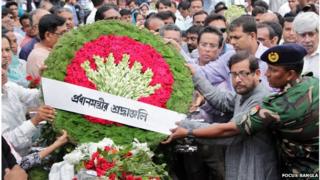Picture of crowds paying respect at Firoza Beguma's coffin