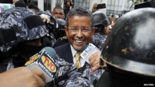 Former President Francisco Flores leaves court in San Salvador, 5 Sep 14