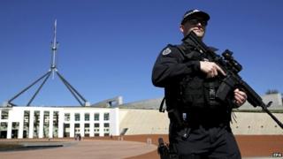 An Australian Federal Police (AFP) officer patrols in front of Parliament House in Canberra (23 September 2014)