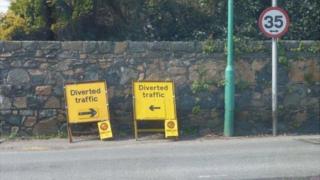 Guernsey road diversion signs