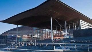 Y Senedd ym Mae Caerdydd