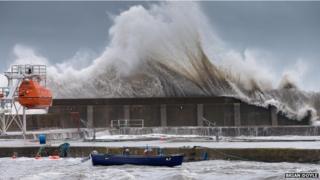 Massive wave in Stonehaven