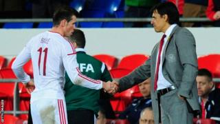 Gareth Bale yn ysgwyd llaw gyda Chris Coleman