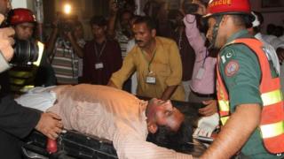 Pakistani rescue workers take an injured person to a local hospital in Multan, Pakistan on 10 October 2014