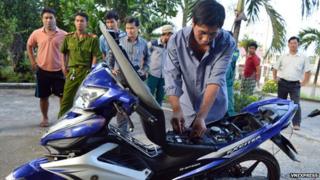 Vietnamese dog thief shows how to charge stun gun