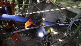 Rescue workers pump water out of the Has Sekerler mine in Ermenek, some 500 kilometres (300 miles) south of Ankara, Turkey on 29 October 2014